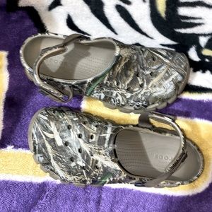 Size 8 All-terrain mens crocs Camo